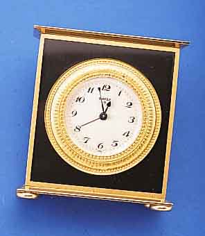 SWIZA TISCHWECKER, SCHWEIZ UM 1965, MESSING VERG., LüNETTE IM AUßENBER. ELOXIERT, VERS. KONTRASTZIFFERBL., 8-TAGEWERK, KAL. 8, 7 ST., ...