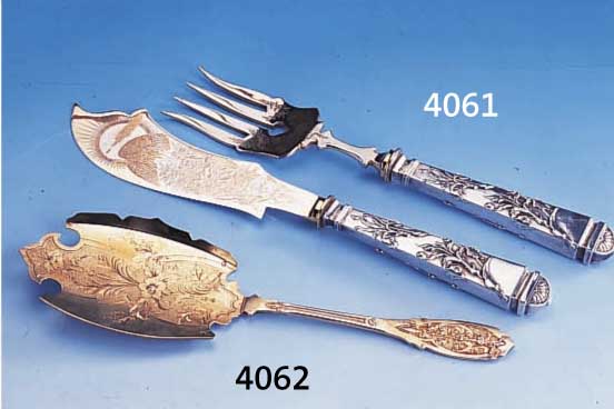 2-TEILIGES FISCHVORLEGEBESTECK, HANAU UM 1900, REINER JAPONISMUS, GRIFFE 800ER SILBER MIT ZEITTYP. LILIENDEKOR, ERHABEN GE- ARBEITET, ...
