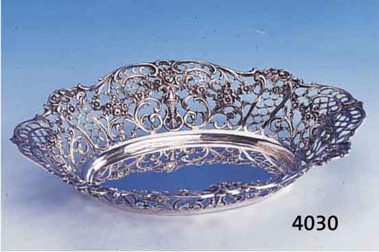 ANBIETSCHALE, DEUTSCH UM 1900, 800ER SILBER, HANDARBEIT, FAHNE MIT REICHER DURCH- BRUCHARBEIT, ROKAILLEN, MUSCHELN UND ROSEN- GIRLANDEN, ...