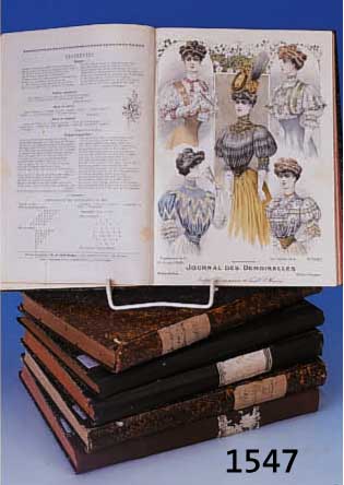 SECHS BäNDE JOURNAL DES DEMOISELLES, UM 1900- 1906, MIT üBER 63 MODE-LITHOGRAPHIEN, DAVON CA. 50 ALTKOLORIERT, UND ZAHLREICHEN HOLZ- STICHEN ...