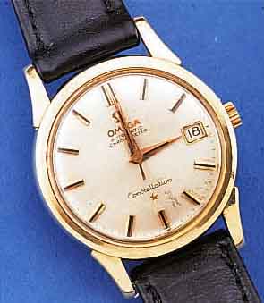 OMEGA HERRENARMBANDUHR CONSTELLATION AUTOMATIKCHRONOMETER, SCHWEIZ UM 1963, EDELST., GG- LüNETTE, STARKE GG-SCHULTERN, VERS. BLATT, ALTERSBED. ...