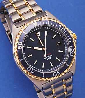 SEIKO HERRENARMBANDUHR SPORTS 200, TITAN U. GG KOMB., INCL. GLIEDERBD. M. FALTSCHL., QUARTZ, AB HERST. WASSERGESCH., SAPHIRGLAS, DAT., ...