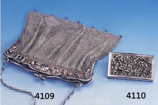 TASCHE, SILBER GEPRüFT, CHINA FüR DEN EUROP. MARKT UM 1900, BüGEL BEIDS. MIT STARKEM RELIEF, FEINER GUß NACHGESTOCHEN UND DURCHBRO-CHEN ...