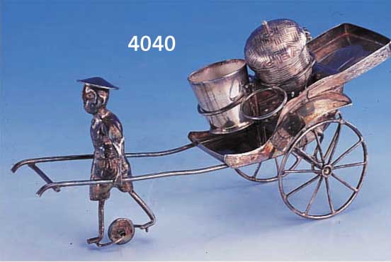 MENAGERE IN FORM EINER RIKSCHA, VIETNAM NACH 1900, SILBER GEPRÜFT, VOLLPLASTISCH, MIT 1 KL. EIMER UND 1 SENFGEFÄß, 1 HALTERUNG LEER, L. CA. 20 ...