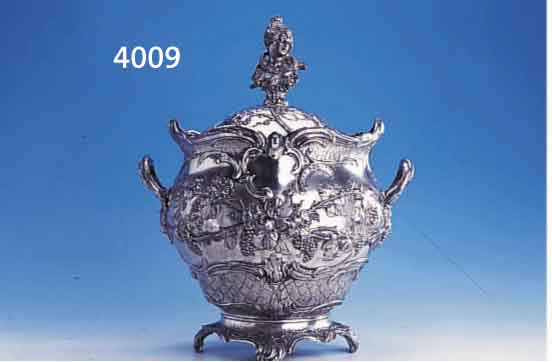 GR. BOWLEGEFäß, WMF UM 1900, BAROCKSTIL MUT JUGENDSTILEINSCHLAG, LEGIERUNG BRITTANIA, DEKOR ERHABEN, H CA. 41 CM, WEINLAUB- UND ...