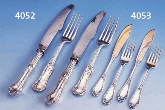12 FRÜHS12 FRÜHSTÜCKSGABELN UND 12 FRÜHSTÜCKSMESSER, DEUTSCH KOCH & BERGFELD UM 1890/1900, 800ER SILBER, FLORALER DEKOR MIT BAROCKEN ...
