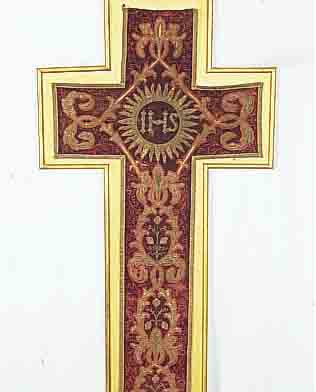 APLIKATION LITURGISCHES GEWAND, BROSCHIERT, (GERAHMT 120 X 55CM), DEUTSCH, URSPRüNGLICH VERGOLDET.UM 1800, MUSEAL.