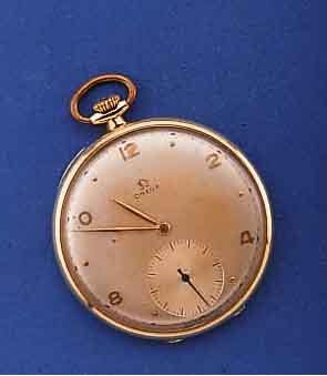 OMEGA HERRENTASCHENUHR OFFEN, SCHWEIZ UM 1943, GG 585/000, VERS. BLATT ALTERSBED. L. FL., BÜGEL PROV. ERS., AUF BODEN VERSCHL. SCHMUCKMONOGR. ...