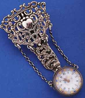 KUGEL/ANHäNGEUHR, SILBER, AN KETTE, 2-TEIL. STECKBROSCHE, DARST. 2 FIGUREN HERZHALTEND, HALLMARK LONDON 1890, UHR BEIDS. VERGL., M. OPTISCHER ...