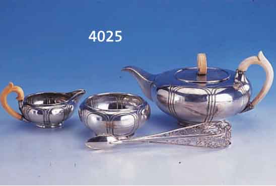 TEEKANNE MIT SAHNEGIEßER U. ZUCKERDOSE, BERLIN UM 1835/40, 750ER SILBER, SIGN. FRIEDEBERG, JAHRESBUCHSTABE, VORGEHERZEICHEN U. BäR ...