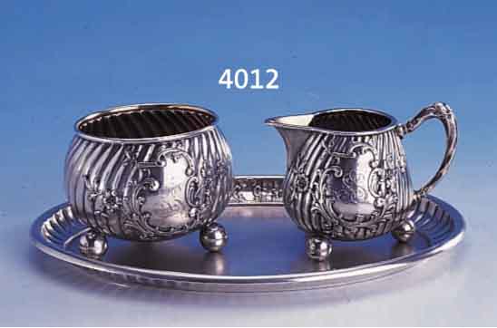 SAHEGIEßER UND ZUCKERDOSE AUF TABLETT, WILHELM BINDER SCHWäBISCH GMüND, 800ER SILBER,GOUDRONIERT, INNENVERGOLDET, TYP. KARTUSCHE MIT ...