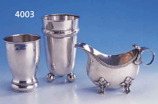 2 BECHERVASEN UND SOßENGIEßER, SKANDINAVISCH, ALLES 830ER SILBER, 1X KOPENHAGEN, DAT. 1946, HAMMERSCHLAGVERZ., WARDEINMARKE SIEGS- GARD, H ...