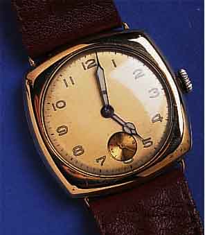 LONGINELONGINES FRÜHE HERRENARMBANDUHR, SCHWEIZ UM 1927, ROSE-G. 585/000, CARREE-CAMBREE-GEH., BODEN U. GLASR. GEDR., ZIFFERBL. ERS., KL. SEK. ...