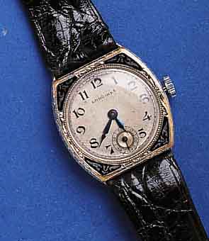 KONVOLUT:KONVOLUT: 2 LONGINES ARMBANDUHREN, 1X KAL. 10,86N, WG-FILLED, BER., LÜNETTE TEILW. EMAILL., SCHWEIZ UM 1923, KOMP.-UNR., FLACH- SPIR., ...