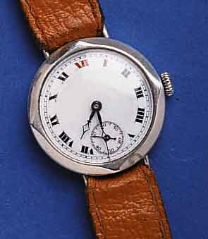 FRÜHE FRÜHE ARMBANDUHR, SCHWEIZ/ENGLAND UM 1920, STERLINGSILBER, SCHARNIERBODEN, AUFWEND., GLASR. GEDR., PERF. EMAILBL. M. ROTER 12, GE- BL. ...