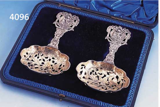 2 ZIERLöFFEL, A. BERRETT & SONS, LONDON, STERLINGSILBER, TEILVERGOLDET, DURCHBRUCHAR- BEIT, IMPORTIERT AUS DEN NIEDERLANDEN FüR ENGLAND, ...
