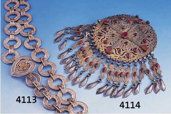BRUSTSCHMUCK, TURKMENISTAN UM 1900, SILBER TEILVERGOLDET, BESETZT MIT KARNEOLEN UND GRÜNEN EDELSTEINEN, DURCHBRUCHARBEIT, ZISELIERT, MIT ...