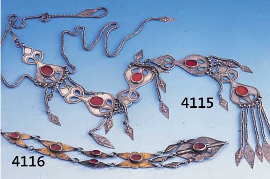 2 SCHLäFENANGEHäNGE, TURKMENISTAN UM 1900, SILBER, 1X TEILVERGOLDET, DURCHBRUCHARBEIT KARNEOLBESATZ, VERSCHIEDEN, IN DER LIT. äHNL. ...