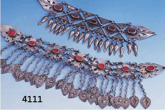 2 HAUBENSCHMUCK, TURKMENISTAN UM 1900, SILBER, KARNEOLBESATZ, IN DER LIT. äHNLICH ABGEBILDET, VGL. RUDOLPH: DER TURKMENENSCHMUCKL. CA. 26 ...