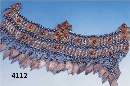 HAUBENSCHMUCK, TURKMENISTAN UM 1900, SILBER TEILVERGOLDET, KARNEOLBESATZ, IN DER LIT. ÄHNLICH ABGEBILDET: RUDOLPH: DER TURK- MENENSCHMUCK S. 121 ...