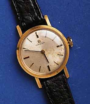 OMEGAOMEGA DAMENARMBANDUHR, SCHWEIZ UM 1965, GG 750/000, BODEN GEDR., VERS. BLATT, ALTERS- BED. FL., 1/4-STD.-ZEICHEN M. ONYXEINL., ROT- VERG. ...