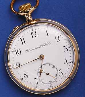 IWC OFIWC OFFENE HERRENTASCHENUHR, RG 585/000, EMAILBL. SIGN., FEIN HAARR., ZEIGER TEILW. ERS., METALLCUV. M. WIDM.-GRAV 1917, VERG. ANKERWERK 15 ...
