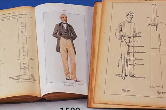 KONVOLUT DREI BüCHER ZUM THEMA SCHNEIDERKUNST, 1 X CARRé-SYSTEM, DER PRAKTISCHE ZU- SCHNEIDER BAND I UND II, JUBILäUMSAUSGABE 1922, 1 X ...
