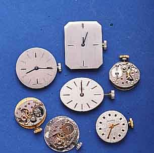 KONVOLKONVOLUT: 17 DAMENARMBANDUHRWERKE MIT ZIFFER- BLÄTTERN, MEIST GEHFÄHIG, INTAKT, WOHL AUS QUARTZUMBAUTEN, BEKANNTE FORMKAL. (Z.B. FHF, ...