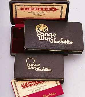 SET: 3 ORIGINAL LANGE UHR GLASHÜTTE ETUIS, FüR ARMBANDUHREN, AUS LAGERBESTAND, NEUWERTIG,MIN. BER., MAßE 2 X CA. 14 X 8 X 2 CM; 1 X CA.11 X 7 X ...