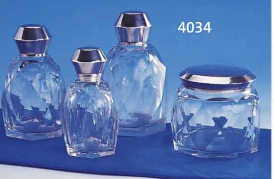 4-TEILIGES TOILETTENSET, FRANKREICH 20/30ER JAHRE, KORPUS GLAS MIT FACETTSCHLIFF, MONTUREN 950ER SILBER, TEILVERGOLDET, BERIE- BEN, MEISTERMARKE ...