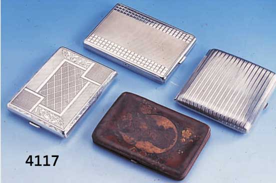 KONVOLUT 4 ZIGARETTENETUIS, DEUTSCHLAND/ÖSTER-REICH 1880-1930, 3 X SILBER, GUILL., 1 DA- VON MIT INNENGRAVUR, PFORZHEIM UM 1900, L. VERBEULT, 1 ...
