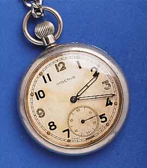 MOERIS MMOERIS MILITÄRTASCHENUHR, SCHWEIZ/GROßBRIT- TANIEN UM 1940, NICKELSCHRAUBGEH., VERS. KONTRASTZIFFERBL. ORIG., ALTERSBED. FL., 15 ST., ...