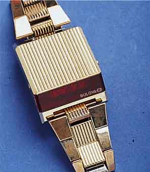 BULOVABULOVA HERRENARMBANDUHR QUARTZGESTEUERTE LED- ANZEIGE SERIE COMPUTHRON, USA UM 1972, METALL M. GG-AUFL., ORIG.-BAND M. GOLDAUFL., ZEITTYP. ...