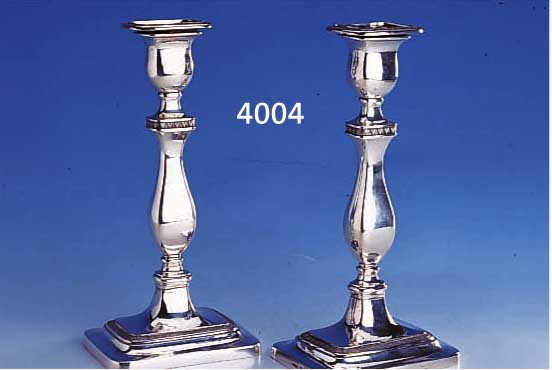 KERZENKERZENLEUCHTERPAAR, DEUTSCH UM 1835/40, SILBER GEPR., NACH DEM VORBILD VON ENGLAND, MEISTERMARKE RIESING = HEINRICH RIESING, WÜRZ- BURG, H ...