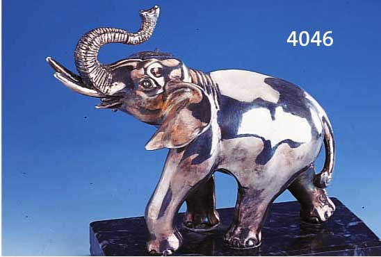 SKUSKULPTUR: ELEFANT, 925ER SILBER GEFÜLLT, MEISTERMARKE L.D., UNGED., RÜSSEL BESCH. UND ANGESETZT AUF MARMORSOCKEL, H 22 CM