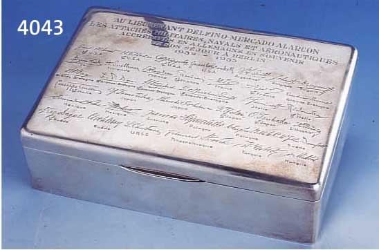 ERINNERUERINNERUNGSDOSE ANLÄßLICH DES AUFENTHALTES DER MILITÄRATTACHES IN BERLIN, FLOTTE UND LUFTWAFFE 1932-1935, 925ER SILBER, MEISTER- ...