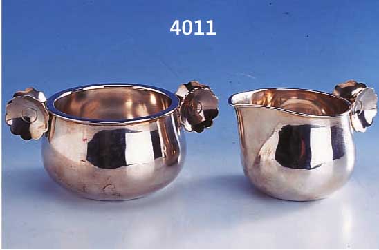 SAHNSAHNEGIEßER UND ZUCKERDOSE, DÄNEMARK 925ER SILBER, ZEITLOSE, GLATTE FORM, GRIFF IN MODERNER BLÜTENFORM, TOTAL CA. 365 G, AUSGE- FALLEN