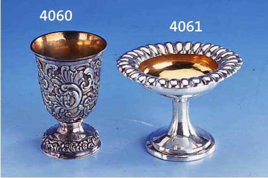 SALZGEFÄß, DEUTSCH UM 1810, SILBER TEIL- VERGOLDET, GEPRÜFT, TREIBARBEIT, UNGEMARKT, H CA. 5.8 CM