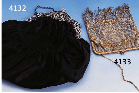 ABENDTASCHE, DEUTSCH UM 1890/1900, 800ER SILBER-BÜGEL, DURCHBRUCHARBEIT MIT PUTTEN UND BLÜTEN, STOFFBEZUG BESCH., CA. 30 X 29 CM