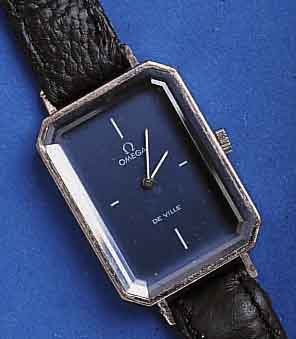 OMEGAOMEGA DAMENARMBANDUHR DE VILLE, METALL WEIß VERG., EDELST.-BODEN GEDR., MINERALGL. MEHRFL. FACETT., ROTVERG. WERK, 17 ST., HANDAUFZUGKAL. ...