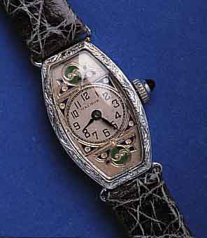 GALMOGALMOR DAMENARMBANDUHR ART DECO, SCHWEIZ/USA UM 1938, METALL VERCHR., TONNENFORM, BODEN- SCHARNIER, VERS. BLATT, 2-FARB. EMAILL., ...