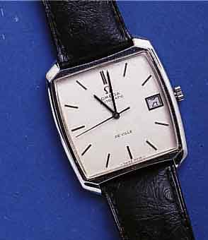 OMEGA OMEGA HERRENARMBANDUHR, EDELST., SCHWEIZ UM 1972, BODEN GEDR., VERS. BLATT, ROTVERG. ANKERW., ZENTRALROTOR, KAL. 1002, GLYC.-UNR., ...