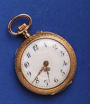 DAMENTDAMENTASCHEN/ANHÄNGEUHR, SCHWEIZ FÜR DEN DTSCH. MARKT UM 1904, ROSE-G. 585/000, BODEN BLÜTENDEKOR, JUGENDSTIL, EMAILBL. M. GOLDGEP. ...