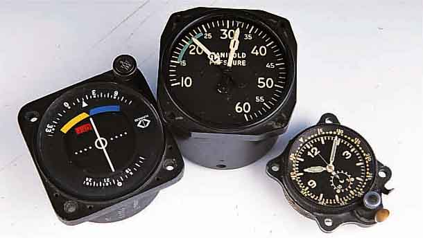 KONVOLUT: 4 BORKONVOLUT: 4 BORDINSTRUMENTEN, WIE AUCH Z.B. VON DER LUFTHANSA U. BUNDESWEHRMASCHINEN 50ER JAHRE VERWENDET WURDEN (10/03), DIV. ...