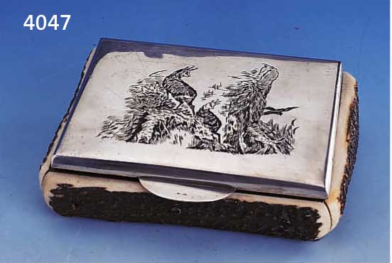 DECKEDECKELDOSE MIT SILBERDECKEL, 900ER SILBER, 50ER JAHRE, HIRSCHHORNEINFASSUNG, HOLZ- KORPUS, DECKEL GRAV. MIT GEMSEN UND ADLER IN ...