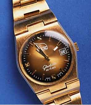 GLASHGLASHÜTTE HERRENARMBANDUHR ZUM PARTEITAG DER SED 1976, AUTOMATIK, BAND U. GEH. DOUBLE, KAL. 6-26, 26 ST., DATUM, ZENTRALSEK., ALTERS- BED. ...