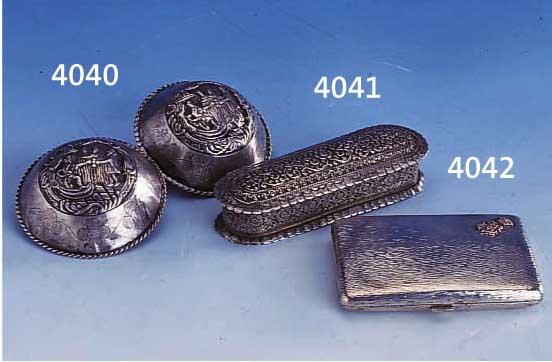 TABAKDOSE, PERSIEN UM 1900, SILBER GEPR., REICHE LANDESTYP. VERZIERUNG, HANDARBEIT, CA. 2 X 11.5 X 3.5 CM, DECKEL MIT SCHARNIER