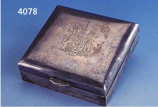 DECKELDOSE, NORDISCH 20ER JAHRE, 830ER SILBER, HOLZKORPUS, DECKEL MIT FÜRSTENKRONE UND WAPPEN, CA. 2.5 X 9 X 9 CM, INSCHRIFT UND DATIERT