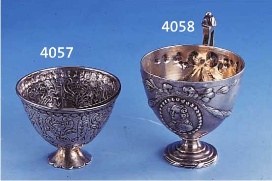 ZIEZIERTASSE, DEUTSCH UM 1900, HANAU, SCHLEISSNER, 800ER SILBER, KARTUSCHE MIT PORTRAIT, UMLAUFENDE GIRLANDEN, H CA. 6 CM