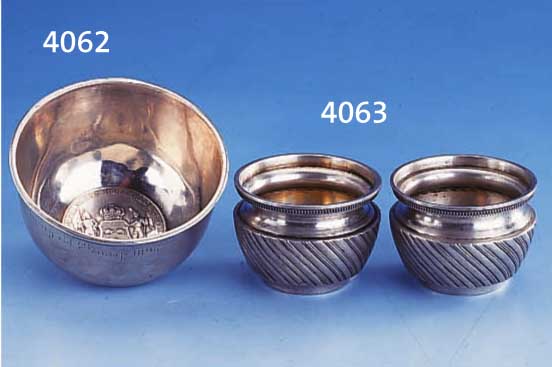 SALSALZSCHÄLCHENPAAR, FRANKREICH UM 1900, SILBER, UMLAUFENDER DEKOR, H CA. 4 CM, GLASEINSÄTZE FEHLEND